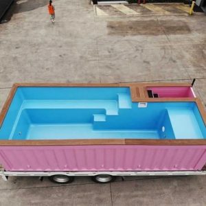 Pinkfarbener 20 Fuß Container Pool – Stylischer Designpool mit integrierten Sitzplätzen