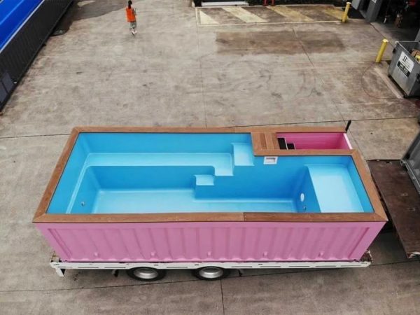 Pinkfarbener 20 Fuß Container Pool – Stylischer Designpool mit integrierten Sitzplätzen